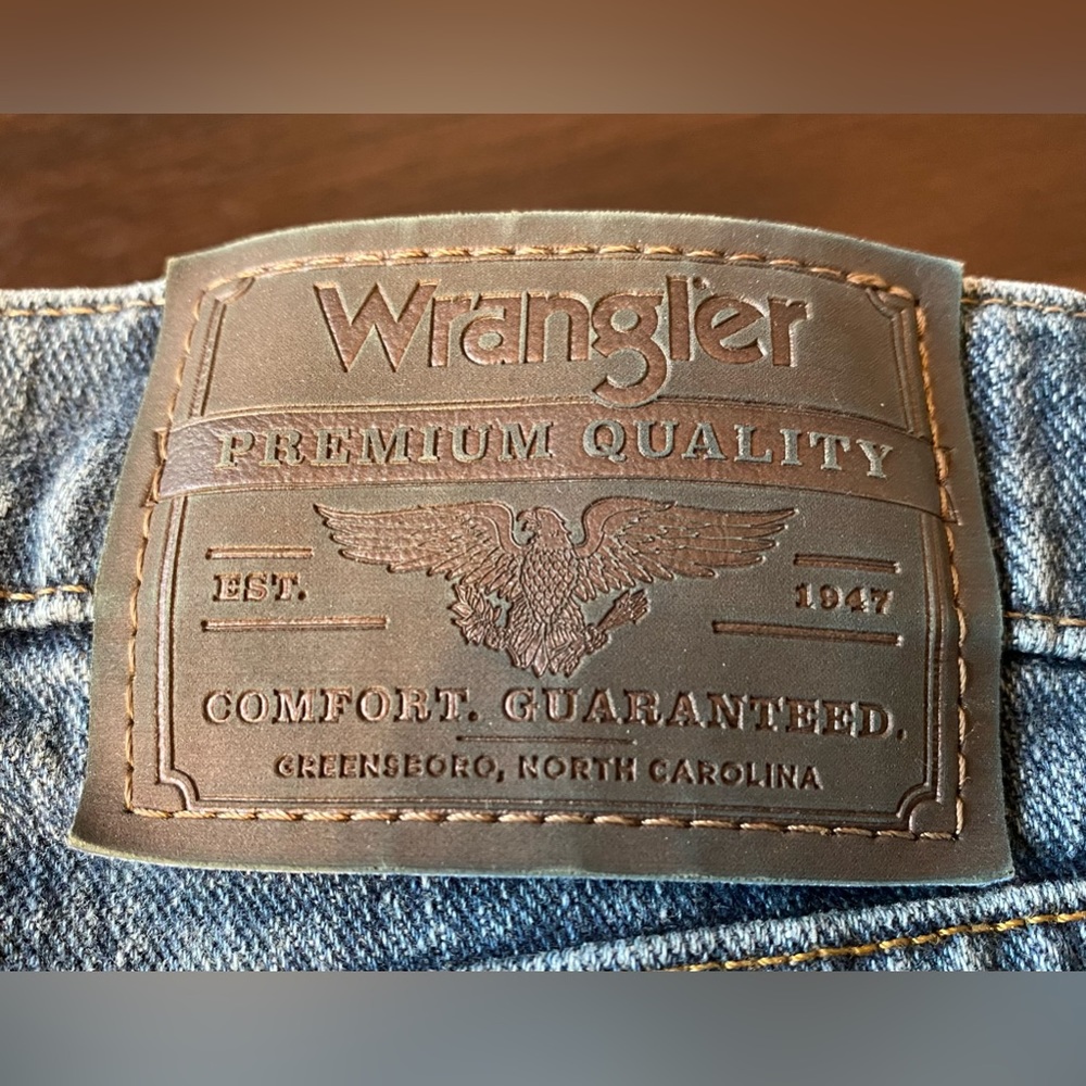 Wrangler relaxed fit 40/30 blue jeans (#85)